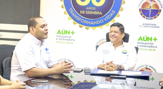 El Rector de la Universidad del Magdalena, Pablo Vera Salazar junto al contralor distrital Chadan Rosado Taylor.
