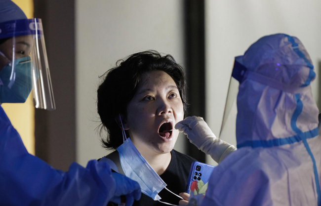 Sanitarios realizando pruebas de coronavirus en China. EFE/