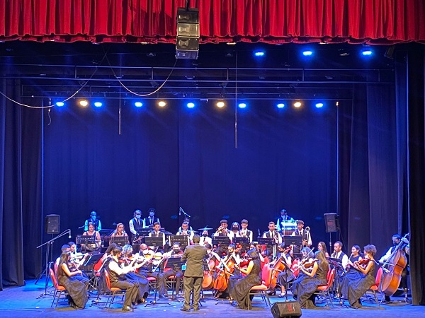 Los asistentes disfrutaron por parte de la Orquesta filarmónica Cajamag, la interpretación de varias piezas musicales, como ‘Santa Marta tiene tren’, ‘El helado de leche’ y ‘La Tierra del Olvido’.