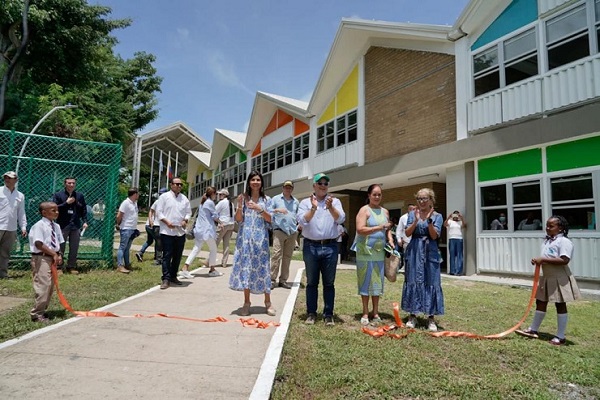 La nueva sede educativa consta de más de 1.550 metros cuadrados de espacios educativos en los que se ponen al servicio de cerca de 50 niños y jóvenes de los grados tercero a quinto 5 nuevas aulas de clase.