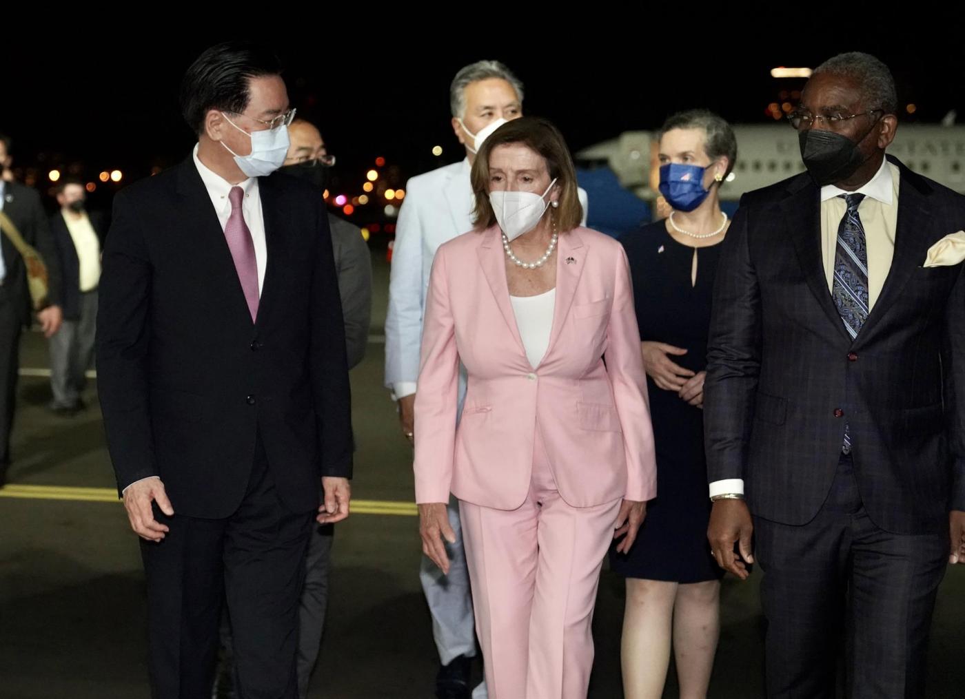 Momento en el que la presidenta de la Cámara de Representantes de EE.UU., Nancy Pelosi, llega a Taiwán.