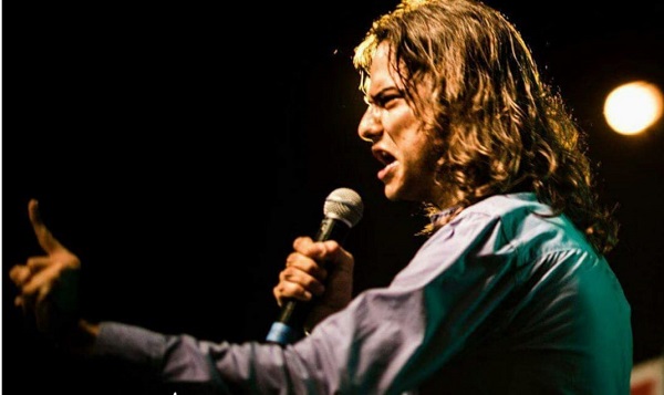 Mateo Hennessy, narrador oral, declamador de poesía, psicólogo y tanatólogo.