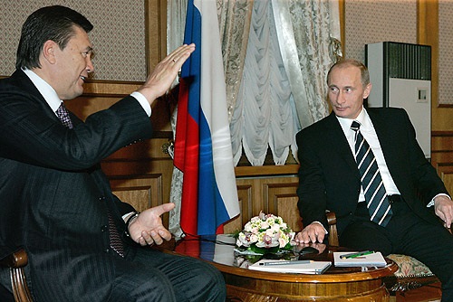 Víktor Yanukóvich, expresidente ucraniano en reunión con Vladimir Putin.