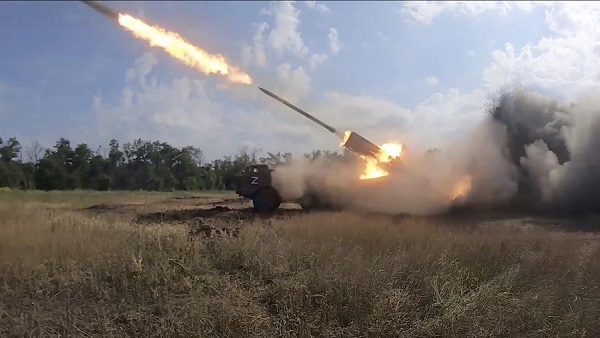 Sistema de cohetes de lanzamiento múltiple ‘Hurricane’ disparando durante las batallas en Ucrania.