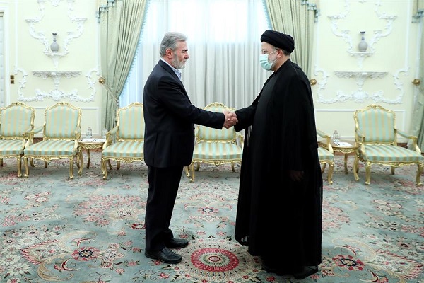El presidente iraní, Ebrahim Raisi, saluda al secretario general del Movimiento Jihad Islámico de Palestina, Ziyad Nakhalah, durante una reunión en Teherán.