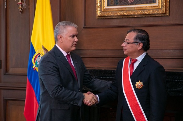 El presidente saliente de Colombia, Iván Duque con el entrante Gustavo Petro.