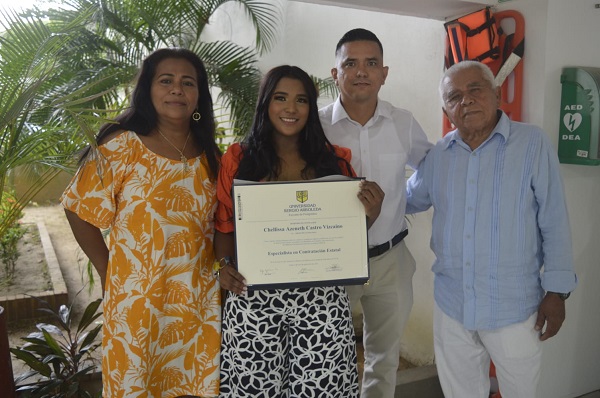 Chellissa Azeneth Castro Vizcaíno, con su diploma como Especialista en Contratación Estatal, aparece junto Diluina Vizcaíno, Eugenio Vizcaíno y Kevin Cobos.