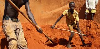 El ‘Proceso de Kimberley’, acuerdo en el que participan 82 países desde 2003, persigue el contrabando de esas piedras preciosas para evitar la financiación de conflictos u organizaciones terroristas, especialmente en África.