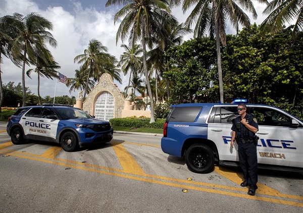 Las autoridades se paran frente la residencia del expresidente Donald Trump en medio de una orden de allanamiento como parte de una investigación documental.