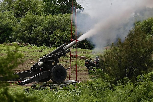Artillería de fuego militar de Taiwán durante un simulacro de fuego real en Pingtung.