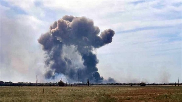 La fotografía las detonaciones de municiones aéreas en el aeródromo de Saki cerca del asentamiento de Novofedorovka.