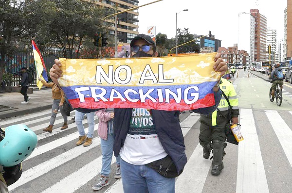El actual proyecto de ley tendrá que pasar por debate de una comisión parlamentaria primero, la quinta, y de ahí luego ser debatido en las dos cámaras antes de ser aprobado.