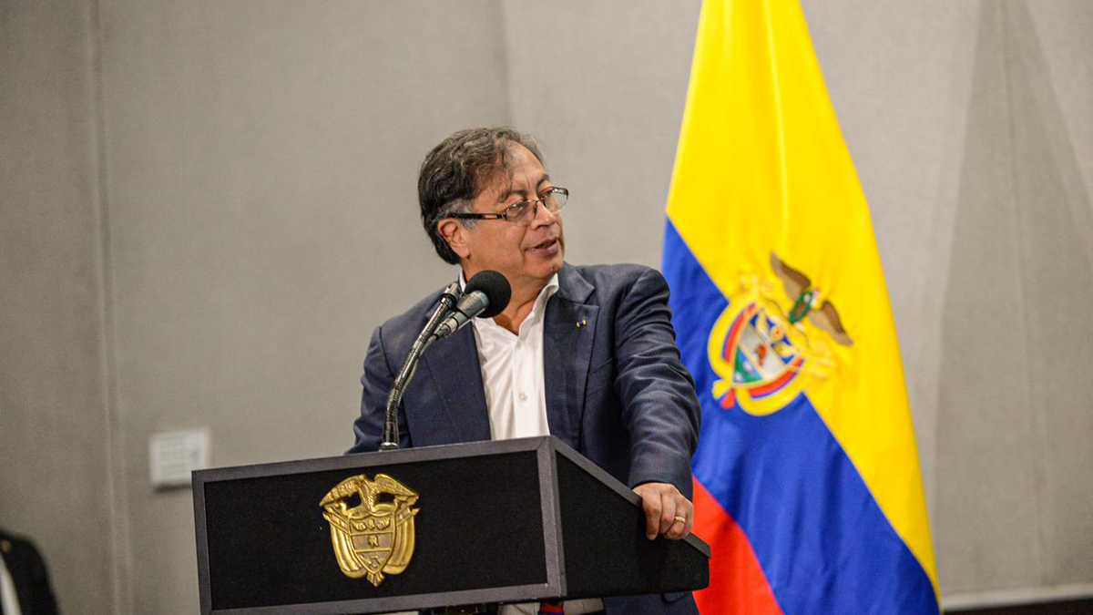Gustavo Petro en su ordenamiento militar para reducir el número de masacres a líderes sociales, aumentando la seguridad de estos.