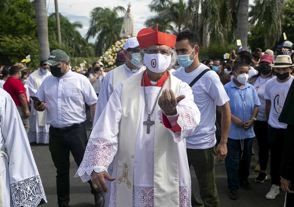 El cardenal Leopoldo Brenes, participa de una procesión en la catedral durante la clausura del congreso mariano y el fin de la peregrinación de la imagen de la virgen de Fátima.