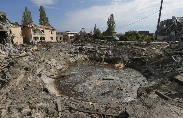 Un bombardeo después de que un cohete impactara recientemente en el asentamiento de Zatoka, cerca de la ciudad de Odesa, en el sur de Ucrania.