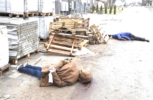 Los cuerpos de los civiles ucranianos muertos en la invasión rusa yacen en una calle de la pequeña ciudad de Bucha en el área de Kyiv (Kiev), Ucrania