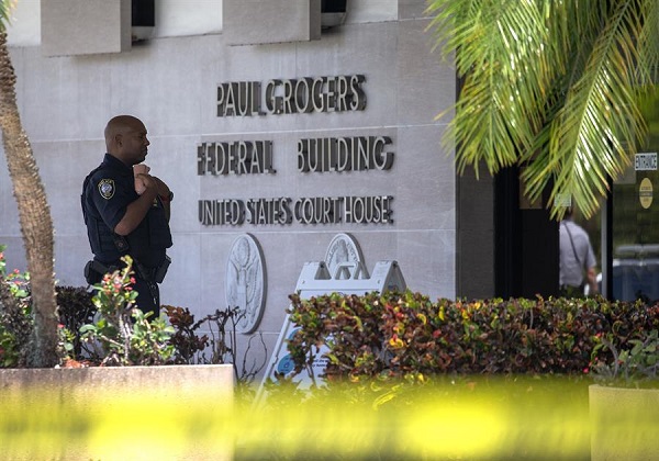 El juez del caso dijo que revisó “cuidadosamente” la “declaración jurada” antes de firmar la orden de registro que autorizó al FBI el cateo a la residencia de Trump.