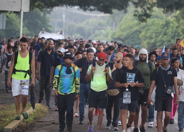Un total de tres caravanas de cientos de migrantes cada una avanzan en Chiapas, estado en la frontera sur de México, con destino hacia Estados Unidos.