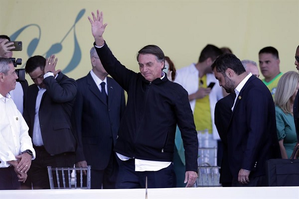 El presidente de Brasil, Jair Bolsonaro, saluda a sus simpatizantes durante un acto político.