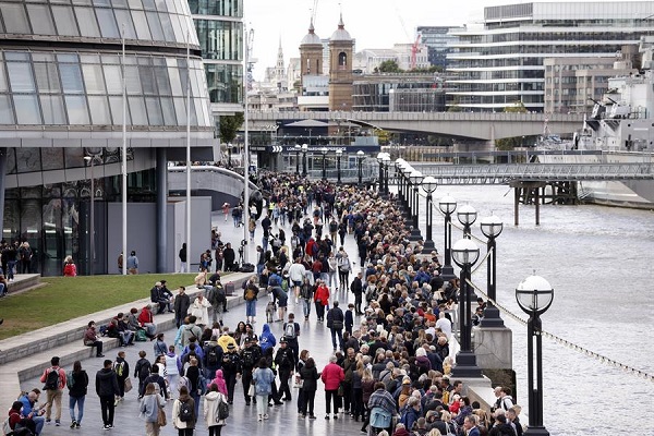 La gente hace cola en The Queen’s Walk a lo largo del río Támesis mientras esperan para presentar sus respetos a la difunta Reina Isabel II de Gran Bretaña.
