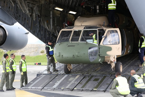 El Gobierno colombiano recibió de Estados Unidos tres helicópteros “Black Hawk”.