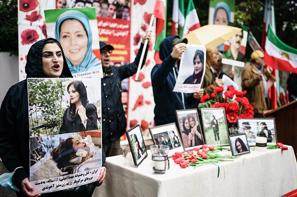 Los manifestantes gritaron un día más “Justicia, libertad y no al hiyab obligatorio” y “Mujeres, vida, libertad” ajenas a las acusaciones de sus dirigentes a países extranjeros.