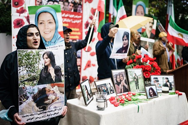 Los manifestantes gritaron un día más “Justicia, libertad y no al hiyab obligatorio” y “Mujeres, vida, libertad” ajenas a las acusaciones de sus dirigentes a países extranjeros.