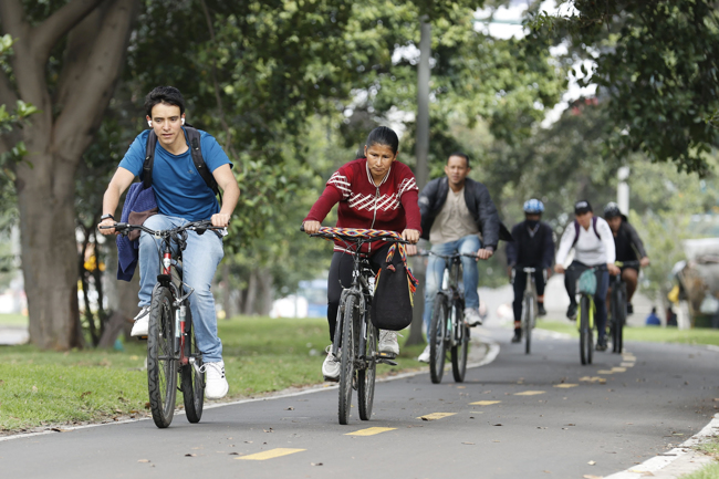 Personas se movilizan hoy en bicicleta durante el día sin carro en Bogotá. Foto: EFE