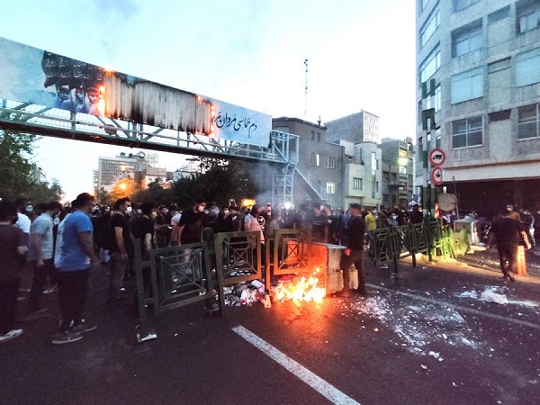 Las protestas comenzaron el viernes generadas por la noticia de la muerte de Mahsa Amini tras ser detenida por la Policía de la moral por llevar mal el velo.