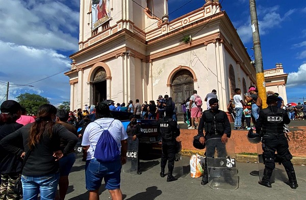 La Policía ingresó allanó una parroquia impidiendo a los feligreses recibir la Eucaristía y sitiando a otros sacerdotes en sus iglesias.