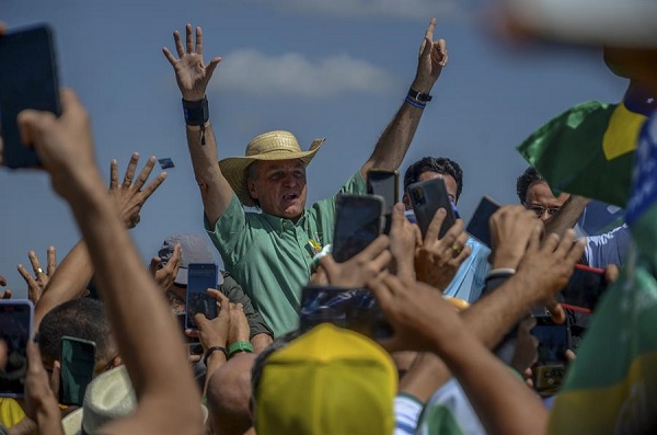Cuatro años después, Bolsonaro sigue al frente en el sur, con un 38 %, pero Lula se mantiene a un paso, con un 35 %.