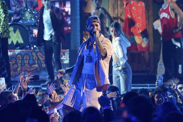 Maluma estrenó ‘Junio’ con una espectacular presentación en los Premios Billboard de la música Latina.