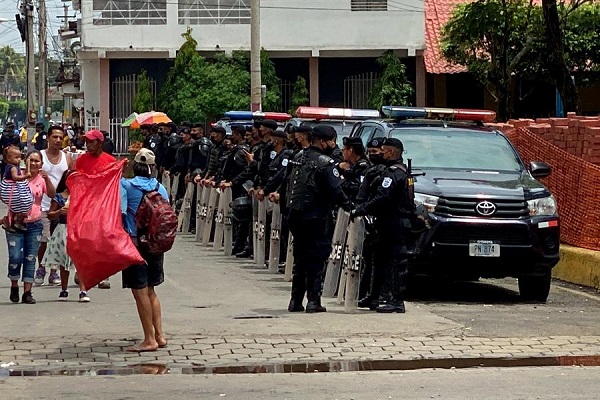 En las diferentes requisas tras los enfrentamientos, la Policía ha encontrado armas de fuego como fusiles, así como armas blancas.