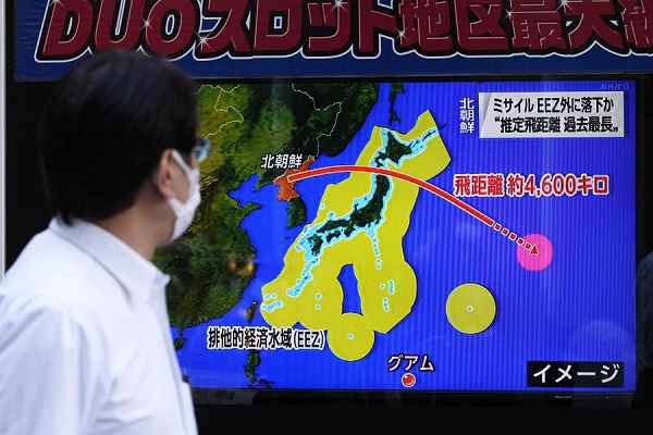 Un hombre se para a mirar una infografía sobre el lanzamiento de un misil balístico de Corea del Norte que sobrevoló territorio japonés, este martes en Tokio.