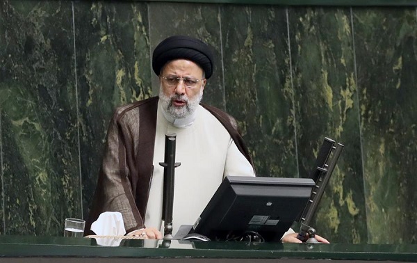 El presidente iraní, Ebrahim Raisi habla durante una sesión parlamentaria en la Asamblea Consultiva Islámica en Teherán.