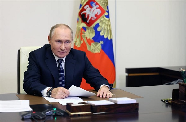 El presidente ruso, Vladimir Putin, en una videoconferencia en la residencia estatal de Novo-Ogaryovo, en las afueras de Moscú.