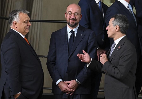 Charles Michel, funge como presidente del Consejo Europeo. En la fotografía con el Primer ministro húngaro, Viktor Orbanm, y Ignazio Cassis, presidente de Suiza.
