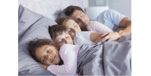 La privación crónica del sueño puede aumentar el riesgo en la salud mental en niños y adolescentes, de ahí la importancia de cumplir las horas de sueño.
