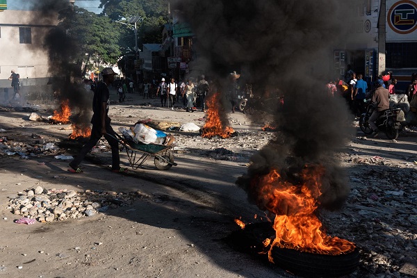 Manifestantes queman neumáticos en protesta contra el cierre de escuelas, en Puerto Príncipe.