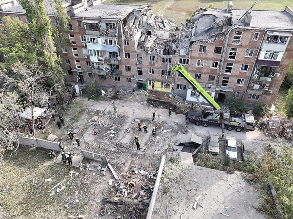 Una foto muestra un edificio residencial dañado por los bombardeos, en Mykolaiv, en el sur de Ucrania.