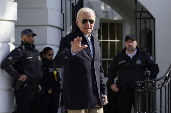 El presidente de los Estados Unidos, Joe Biden, saluda mientras sale de la Casa Blanca antes de su partida a Colorado, en Washington DC.