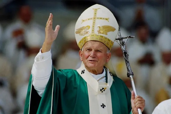 El Papa San Juan Pablo II fue el que más viajes hizo, sumando 129 países y a quien más beatos y santos canonizó; 1.340 y 483 respectivamente.