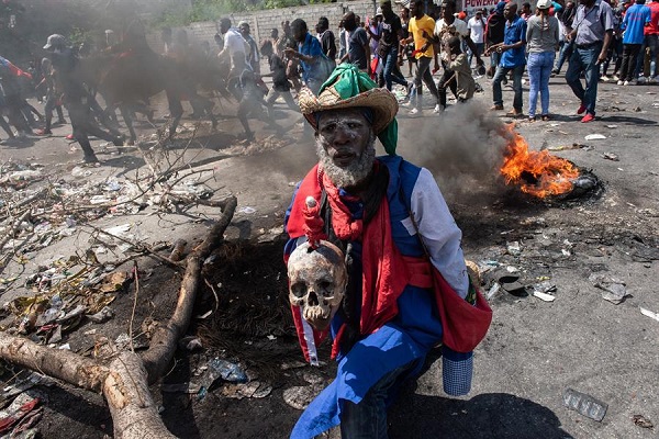 Haitianos participan de una protesta en rechazo a la intervención militar extranjera y en demanda de la renuncia del Primer Ministro Ariel Henry.