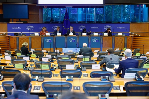 La sala de audiencias de la Comisión de Comercio Internacional sobre los resultados del proceso de modernización del Tratado sobre la Carta de la Energía en el Parlamento.