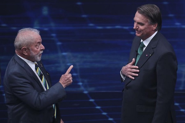 El ultra derechista Jair Bolsonaro mientras participan en el primer debate presidencial de cara a la segunda vuelta de las elecciones presidenciales de Brasil.