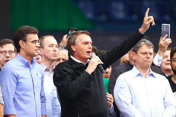 El mandatario brasileño y candidato presidencial Jair Bolsonaro pronuncia hoy un discurso durante un acto de campaña en Sao Paulo.El mandatario brasileño y candidato presidencial Jair Bolsonaro pronuncia hoy un discurso durante un acto de campaña en Sao Paulo.