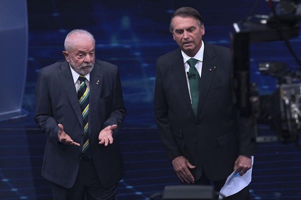 El exmandatario progresista Luiz Inácio Lula da Silva y al ultra derechista Jair Bolsonaro mientras participan en un debate presidencial de cara a la segunda vuelta de las elecciones presidenciales de Brasil de este domingo.