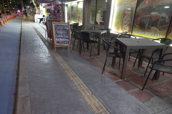 El espacio público también es ocupado por letreros de restaurantes o establecimientos.