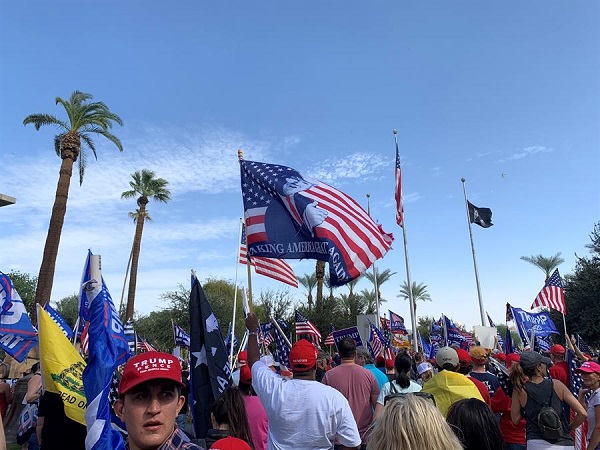 Fotografía de archivo que muestra a seguidores de Donald Trump mientras se manifiestan contra los resultados de las elecciones presidenciales, frente al Capitolio estatal en Phoenix, Arizona.