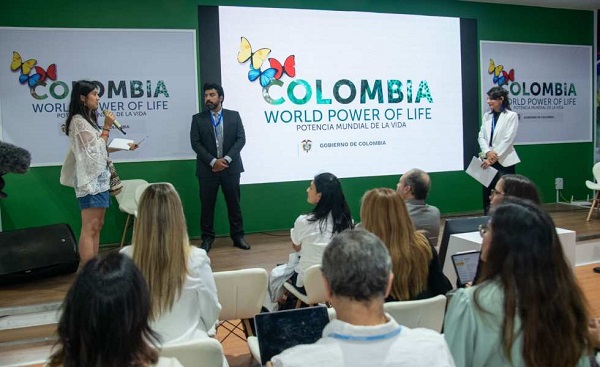 La estrategia prioriza el enfoque social, permitiendo la participación, como copropietarios, de las comunidades y los usuarios en los nuevos proyectos.